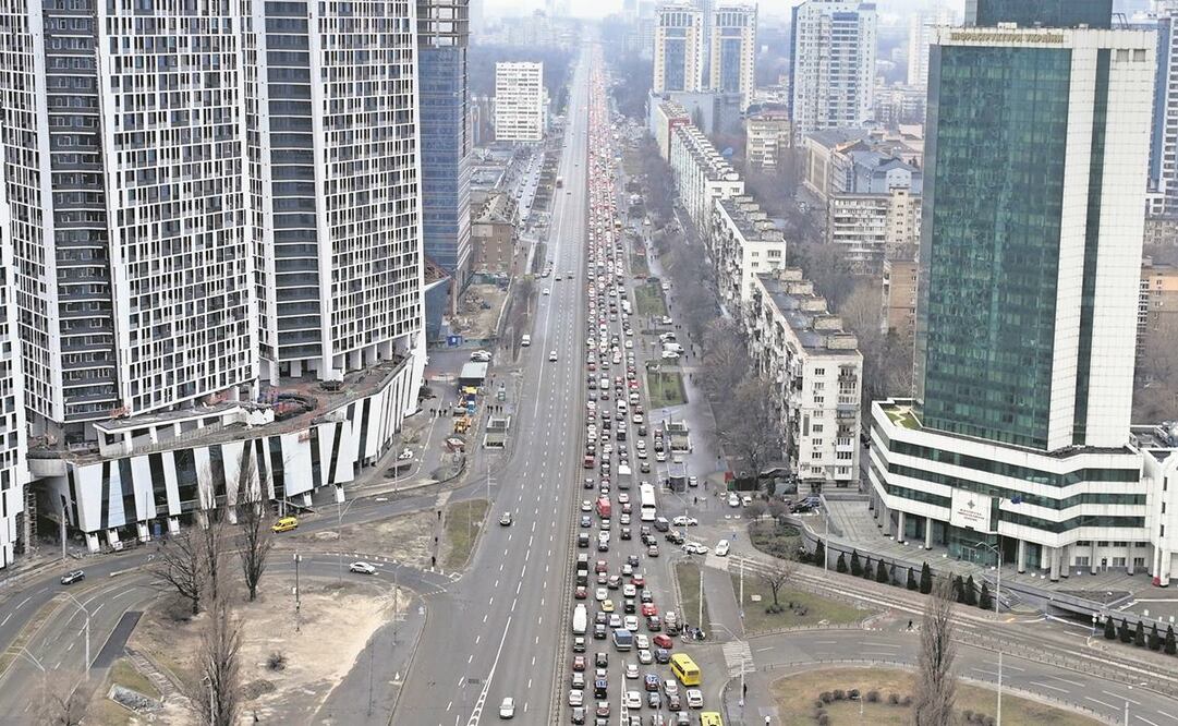 Las arterias viales en Kiev han lucido saturadas de vehículos que intentan salir de la capital ucraniana. Foto: Emilio Morenatti/ AP.