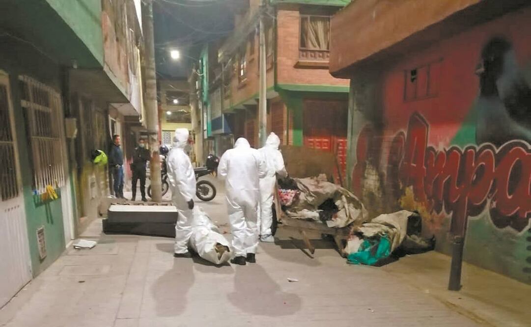 Expertos forenses levantan un cadáver en Bogotá, donde los crímenes violentos van al alza. Foto: Policía Colombia