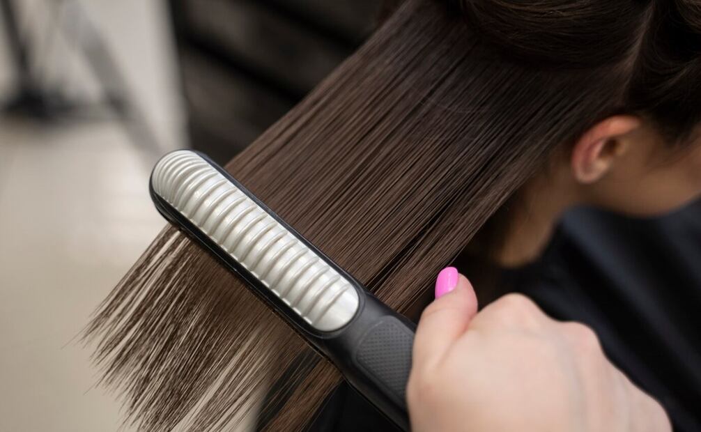 El alisado con keratina es uno de los tratamientos más populares para el cabello. Foto: Freepik