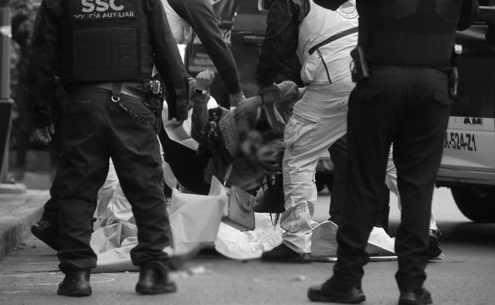 Los agentes encontraron el cuerpo de la ciclista con una fractura expuesta en la cabeza. Los paramédicos que atendieron el llamado dicen que tal vez un neumático le prensó la cabeza. Fotos: Francisco Rodríguez/El Universal