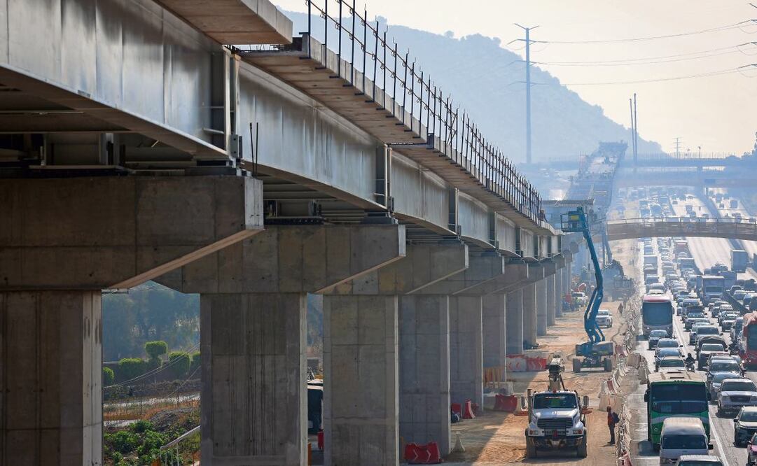 En el tramo que está en el límite de la alcaldía capitalina Iztapalapa y el municipio mexiquense de Los Reyes La Paz aún no se ha concluido la colocación de las ballenas. Foto: Luis Camacho | El Universal (23/12/2024)
