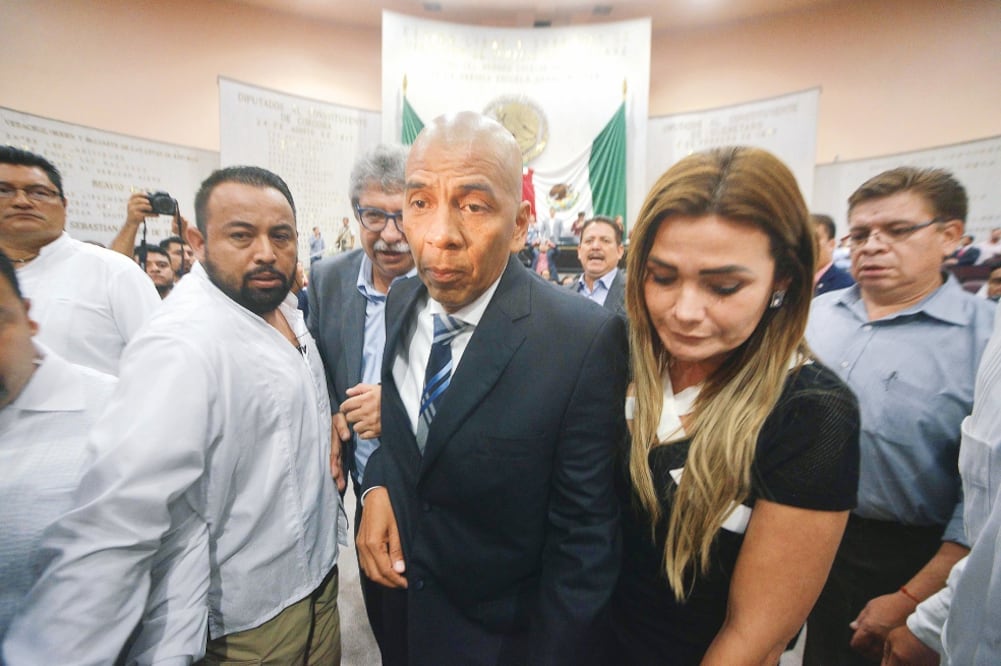 La disputa entre legisladores locales por el nombramiento del fiscal Even Torres (centro) se extendió hasta los pasillos del Congreso local. (MIGUEL ANGEL CARMONA. EL UNIVERSAL y Cuartooscuro)