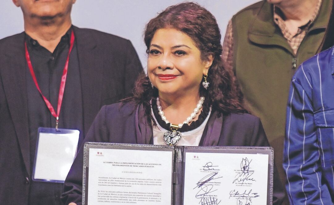 La jefa de Gobierno encabezó la firma del acuerdo con locatarios. Foto Especial