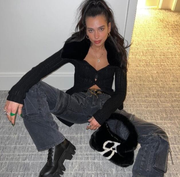 Dua Lipa nos enseña cómo llevar los pantalones cargo 