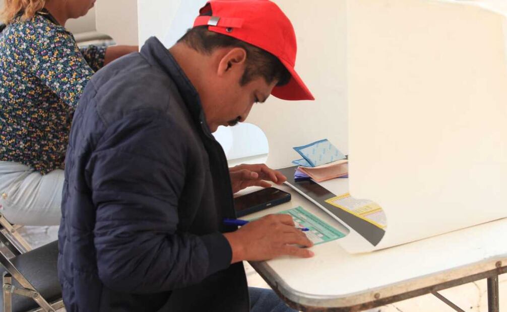 Uso de acordeones y celulares para guiarse en las votaciones en el municipio de Santa Lucía del Camino, casilla especial Oaxaca. Foto: Edwin Hernández / EL UNIVERSAL