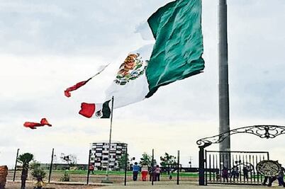 El viento doblegó a la bandera monumental en menos de 2 meses