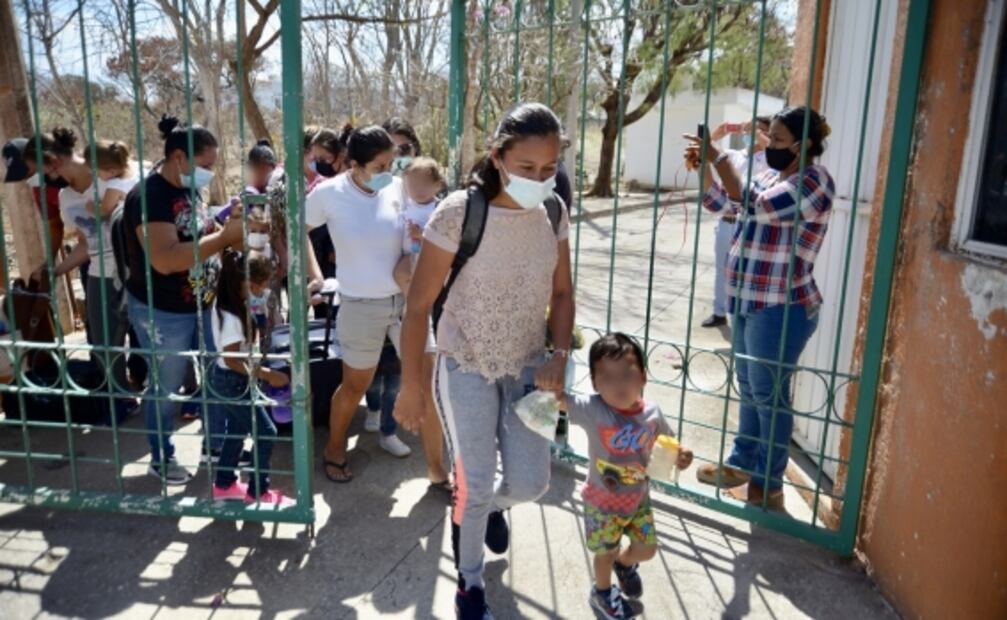 Cómo los “coyotes” marcan como “entregas” a los niños migrantes y escriben sus teléfonos en playeras