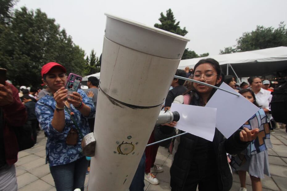 Puebla Familias poblanas observan el eclipse. foto: Omar Contreras / EL UNIVERSAL