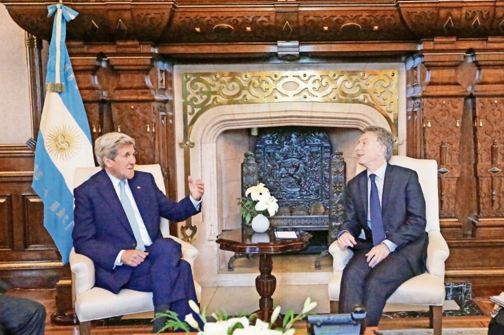 El secretario de Estado estadounidense, John Kerry (izq.), fue recibido ayer por el presidente de Argentina, Mauricio Macri, en la Casa Rosada en Buenos Aires (JORGE SAENZ. AP)