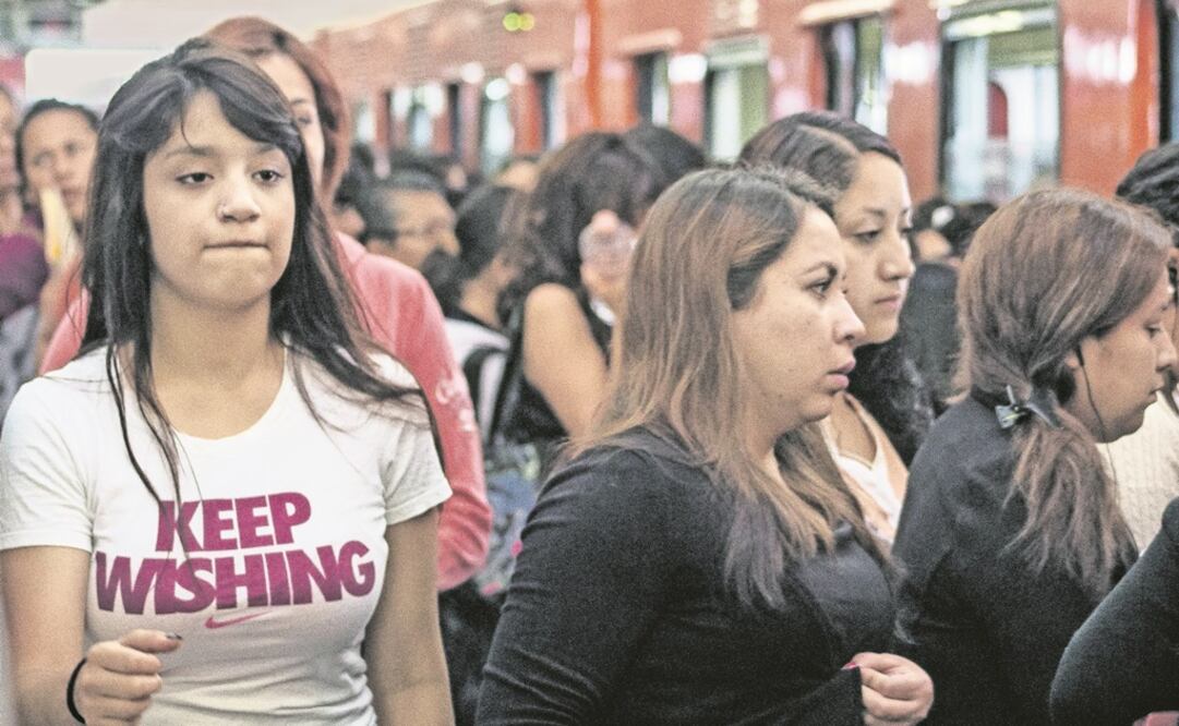 Mujeres en el Metro. Foto: Archivo/EL UNIVERSAL 