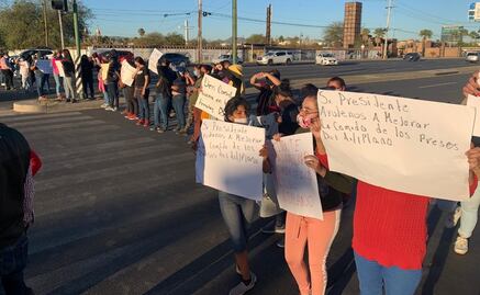Protestan familiares de presos durante evento de AMLO en Sonora
