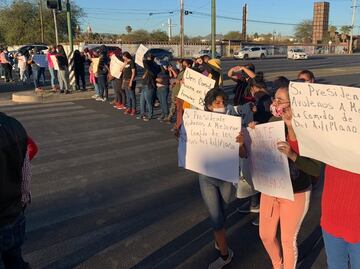 Protestan familiares de presos durante evento de AMLO en Sonora