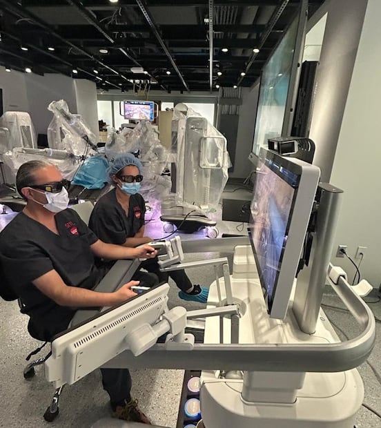 Cirugía robótica para corregir prolapso de órganos pélvicos. Foto: Especial