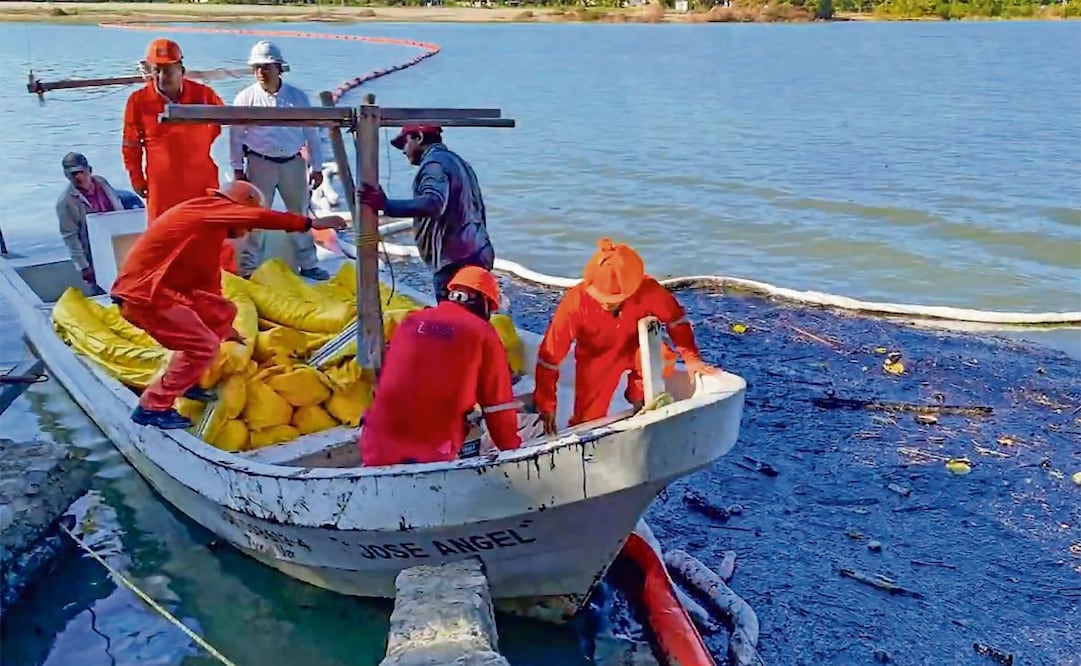 La empresa gubernamental lleva a cabo maniobras de succión y retiro del hidrocarburo contenido en las barreras, además, señala que en campo operan más de 80 unidades terrestres y fluviales.  Foto: Especial