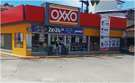 ¡Me da una recarga y un seguro! Oxxo vende protección para automovilistas mexicanos en EU