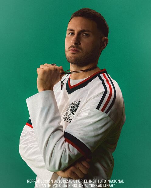 Santiago Gimenez con el jersey away de la Selección Mexicana. Foto: Adidas