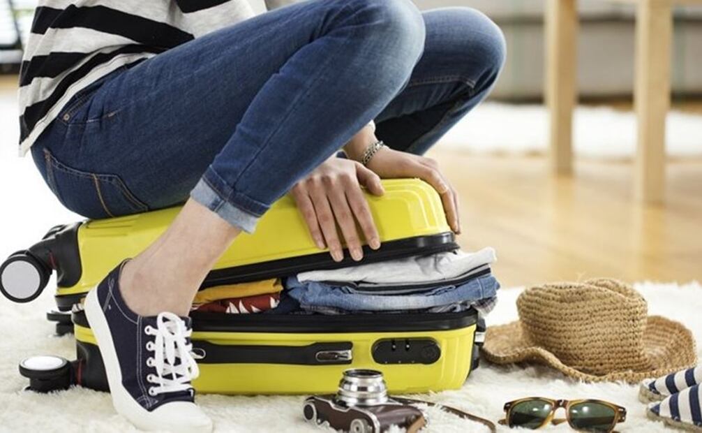 Si deseas viajar en el nuevo año, da una vuelta alrededor de tu casa con una maleta vacía a las 12:00 de la medianoche. Foto: GETTY IMAGES