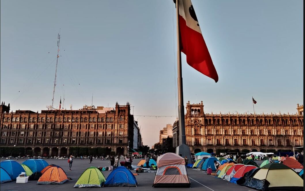 Tras 5 horas de bloqueos en distintas avenidas clave de la Ciudad de México, los maestros de la CNTE aseguraron que continuarán con su plantón en el Zócalo capitalino. Foto: Eduardo Dina/EL UNIVERSAL