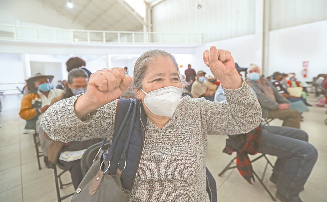 Los hermanos Alfredo y Jesús mostraron su alegría por haber recibido su primera dosis anti-Covid al salir del módulo de inmunización ubicado en Municipio Libre, alcaldía de Iztapalapa. Foto: Jorge Alvarado