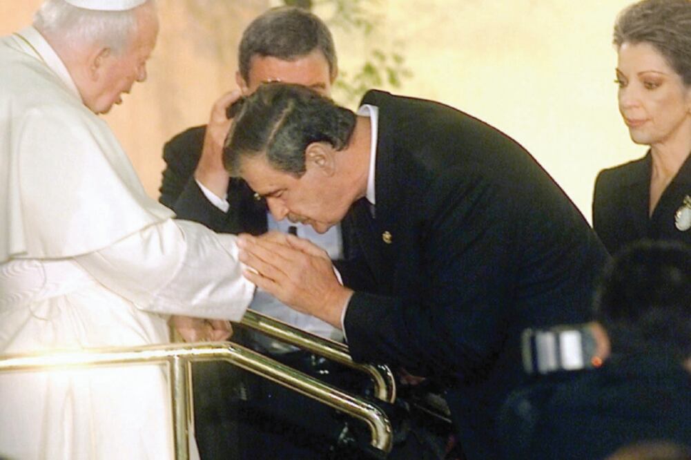 El presidente Vicente Fox Quesada besó el anillo papal (ARCHIVO EL UNIVERSAL)
