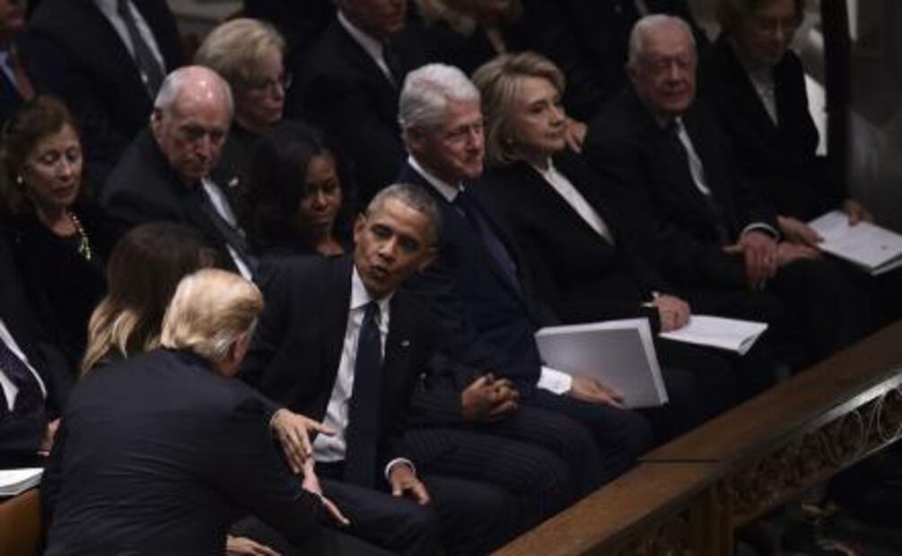Donald Trump evita saludar a Hillary Clinton en funeral de Bush padre