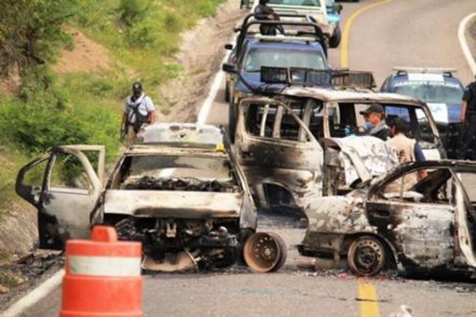 Comando asesina a un policía, hiere a 5 más e incendia vehículos en Guerrero