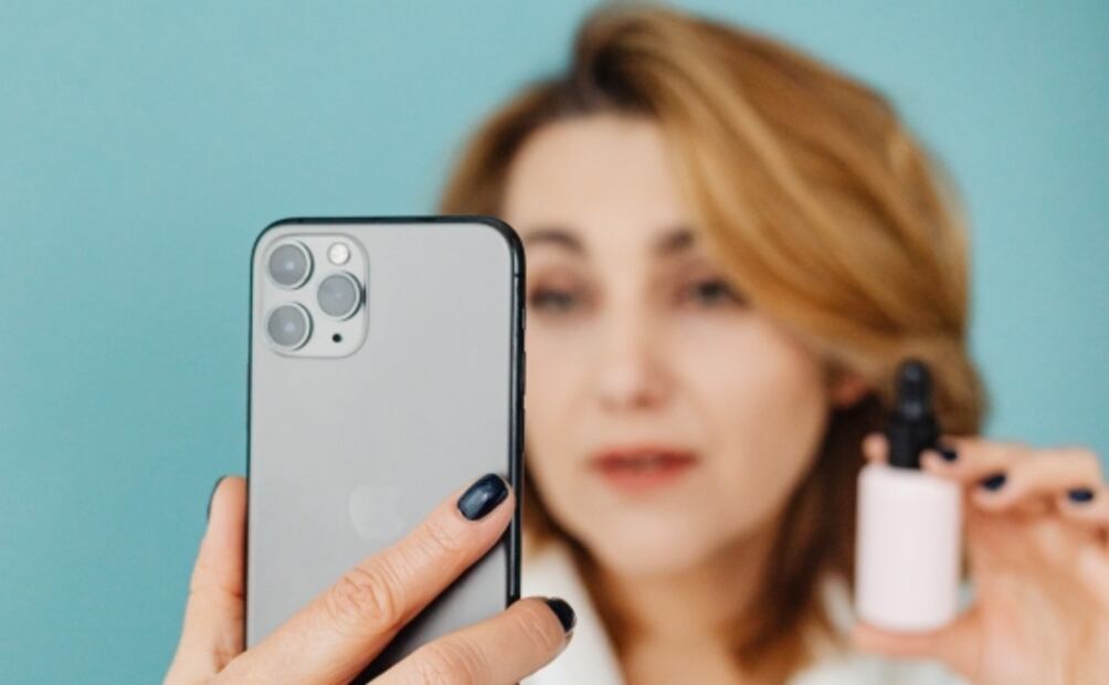 Nail slugging: la rutina viral de TikTok que revitalizará tus uñas