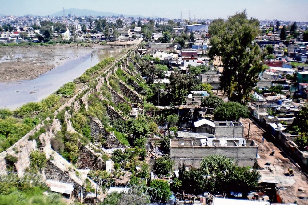 El gobierno de Atizapán precisó que la función de la presa era almacenar agua y regular las aguas combinadas, que eran empleadas para tierras de cultivo en la década de los 70, cuando inició la construcción de viviendas (ESPECIAL)