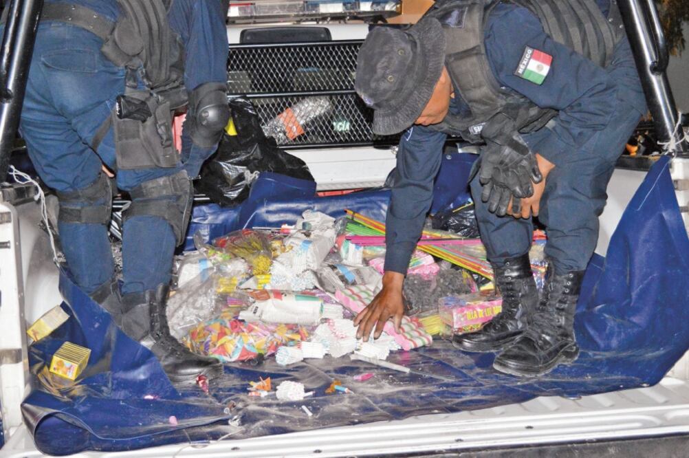 Golpe. En la ciudad de Oaxaca fueron clausurados seis puestos que comercializaban pirotecnia en el Mercado de Abasto, por no cumplir con los reglamentos correspondientes (COMISIÓN DE SEGURIDAD DE OAXACA)