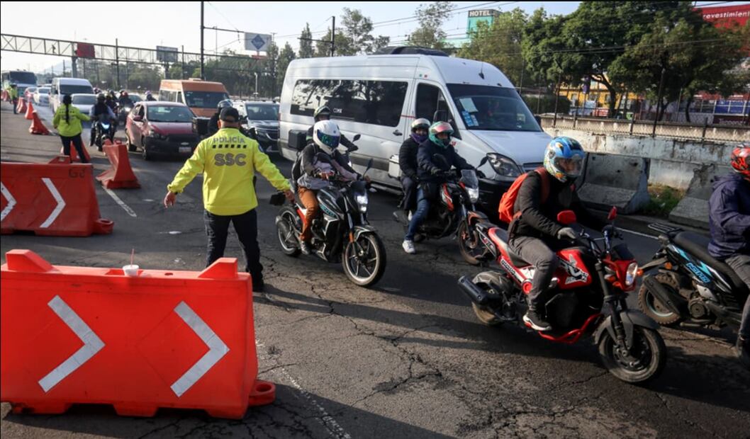 Gran caos vial se registra en la Calzada Ignacio Zaragoza debido a un socavón que se formó en los carriles centrales en dirección al Aeropuerto de la Ciudad de México, a la altura del puente del mercado de San Juan, el jueves 14 de agosto de 2025. Foto: Luis Camacho/EL UNIVERSAL