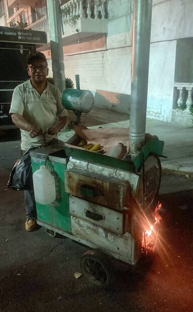Aunque en pleno siglo XXI puede parecer algo común, la posibilidad de llevar un horno sobre ruedas fue un adelanto que en su momento le abrió puertas a los comerciantes. Carlos Villasana.