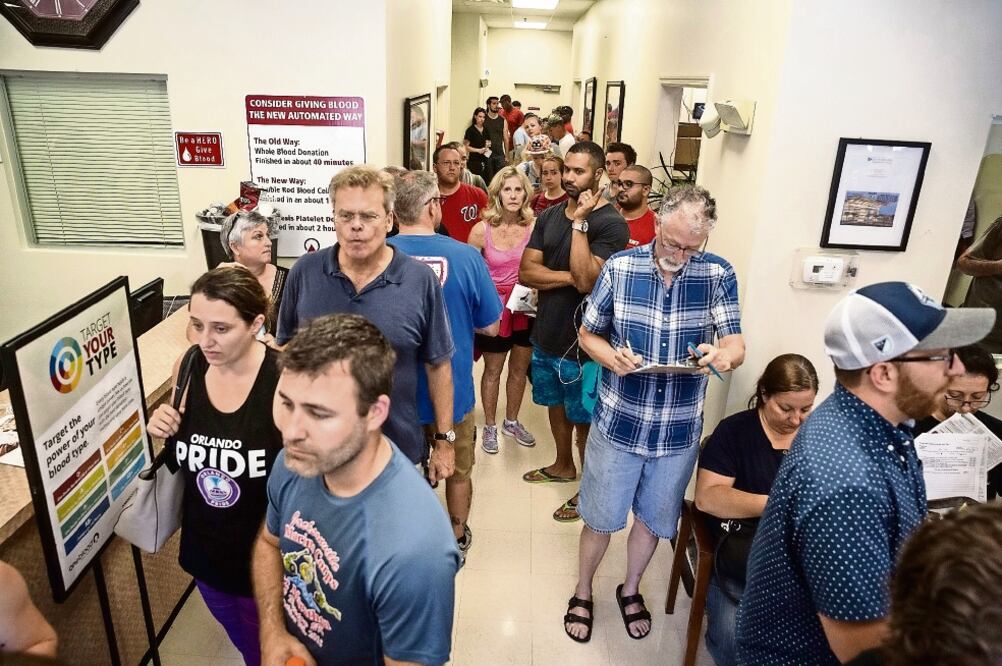 Tras el anuncio de que hospitales necesitaban sangre para los heridos, miles de personas hicieron largas filas y abarrotaron los bancos (LOREN ELLIOTT. AP)