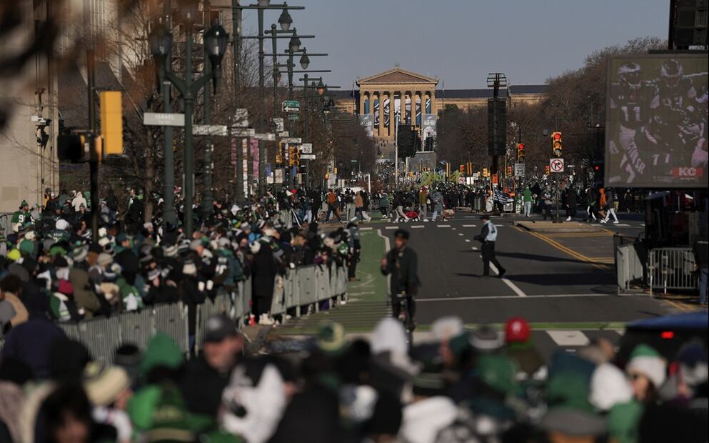 Miles de aficionados en Filadelfia celebran a los campeones del Super Bowl LIX. Foto: AP