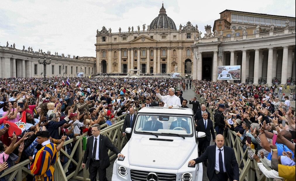 El papa León XIV saluda a la multitud reunida en la Plaza de San Pedro, en El Vaticano, tras su primera Audiencia General semanal, el 21 de mayo de 2025. Foto: EFE