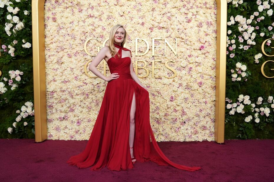 Dakota Fanning en la alfombra roja de los Globos de Oro. Foto: Jordan Strauss/Invision/AP