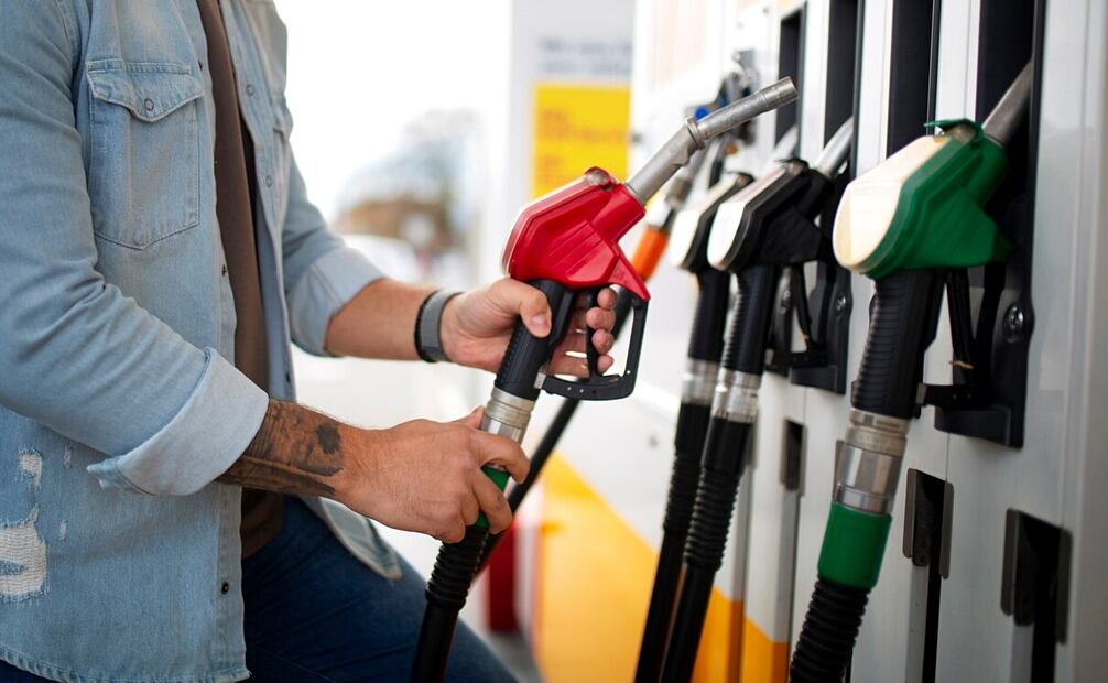 La gasolina adulterada representa un riesgo para tu auto. Foto: Freepik