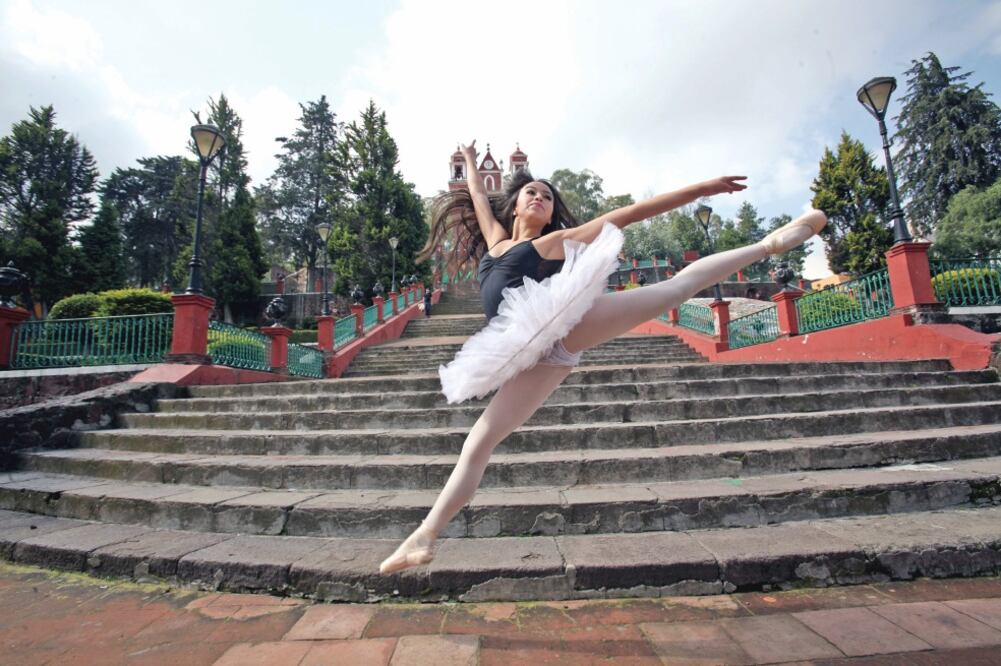 Gracias a una beca del gobierno mexiquense, Leslie Danai Calderón Duarte de 15 años podrá cubrir los gastos de su internado en Rusia para aprender de los mejores profesores. (Foto: Jorge Alvarado/El Universal)