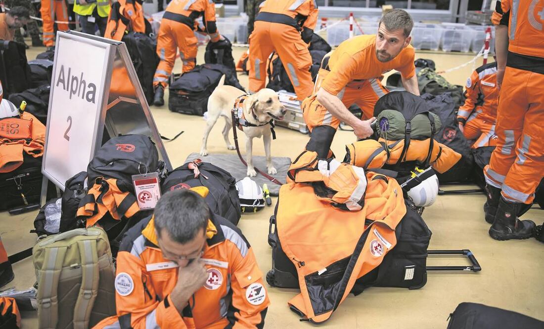 Rescatistas suizos con perros de servicio volaron a Turquía; en la imagen, en el aeropuerto de Zúrich.