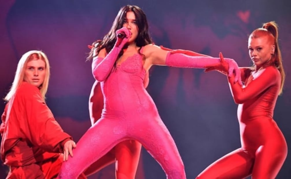 Dua Lipa cae en pleno concierto y queda al descubierto el playback