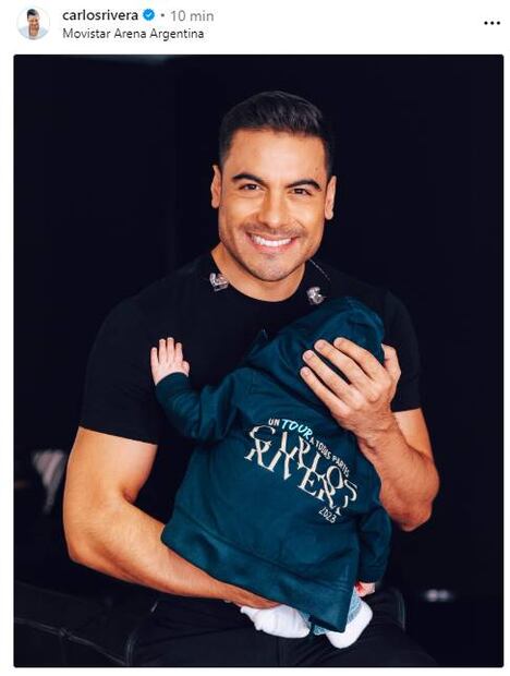 Carlos Rivera aparece por primera vez en redes cargando a su hijo León.