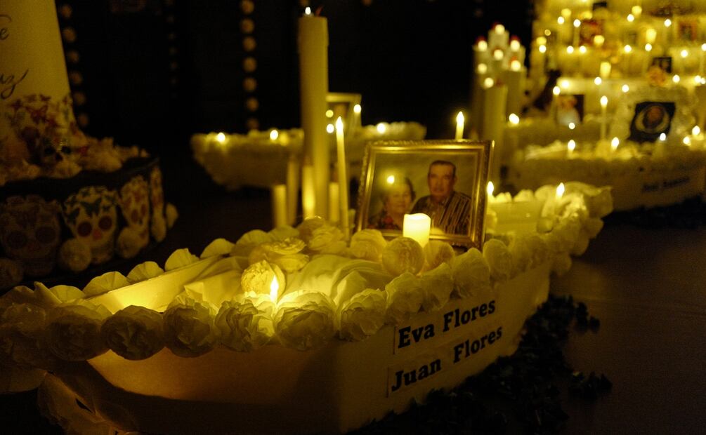 Barcos adornados con flores amarillas de cempasuchil flotan a lo largo del río de color dorado, en honor a los difuntos durante el evento del Día de los Muertos en la escuela secundaria PSJA Memorial Early College High School el jueves 30 de octubre de 2025 en Alamo, Texas.  Foto: Delcia López / AP