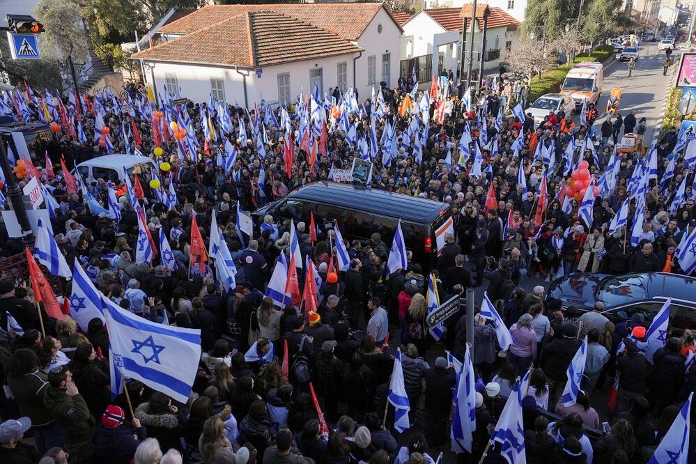 Dolientes se reúnen alrededor de los féretros que llevan los cuerpos de Shiri Bibas y sus dos hijos, Ariel y Kfir, durante sus funerales, en Rishon Lezion, Israel. FOTO: ARIEL SCHALIT. AP