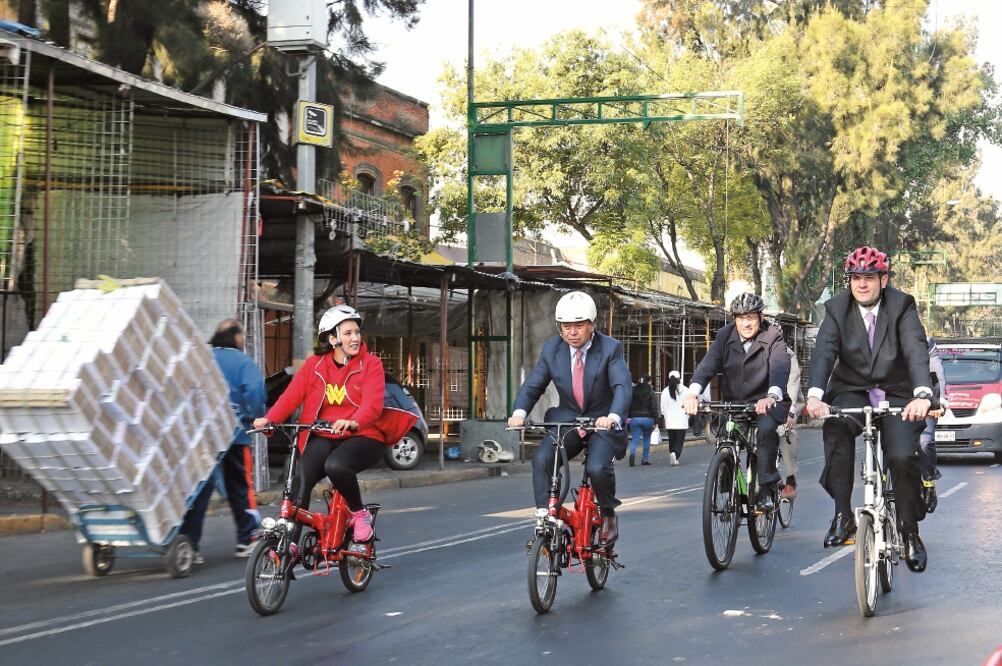 César Camacho Quiroz dijo que desde hace tres meses llega en bicicleta al Palacio Legislativo y espera que en un futuro cercano otros representantes populares, no sólo del PRI sino de todos los partidos, hagan lo mismo (DIPUTADOS PRI)