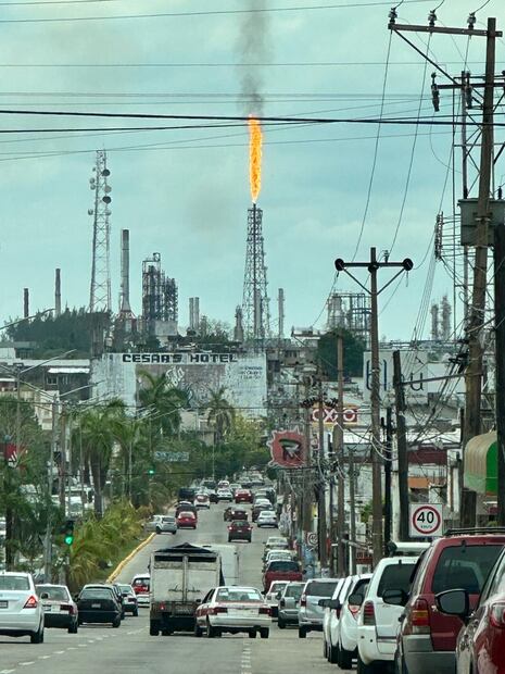 Antorcha permanente en la Refinería de Minatitlán, quemando gas natural y residuos químicos tóxicos, Foto: Especial