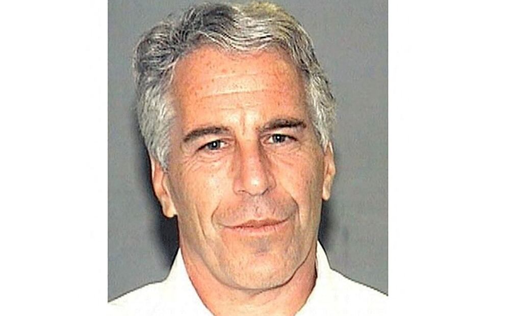 Jeffrey Epstein, magnate acusado de tráfico y abuso sexual de menores, quien se suicidó en 2019 mientras esperaba juicio. Foto: AFP