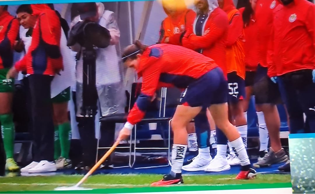 Licha Cervantes ayudó a sacar el agua de la cancha en la Noria tras intensa lluvia en la CDMX