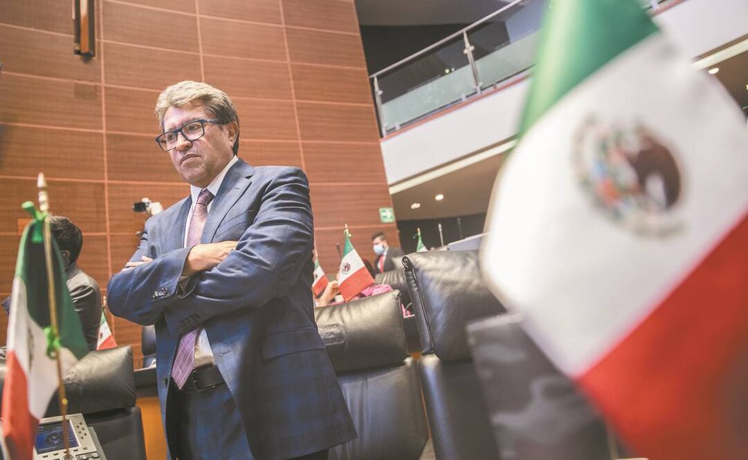 Ricardo Monreal aseguró que respeta la propuesta de consulta sobre si el Ejército debe permanecer en las calles hasta 2028 planteada por el Presidente, pero, dice, ésta no sustituye el debate legislativo. Foto: Germán Espinosa/ EL UNIVERSAL