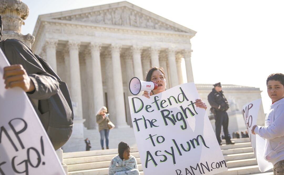 Activistas durante una protesta, el pasado 2 de marzo, en defensa del asilo a los migrantes en Estados Unidos, que rechaza Trump. Foto: AFP
