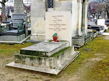 Readers pay homage to Carlos Fuentes in Paris