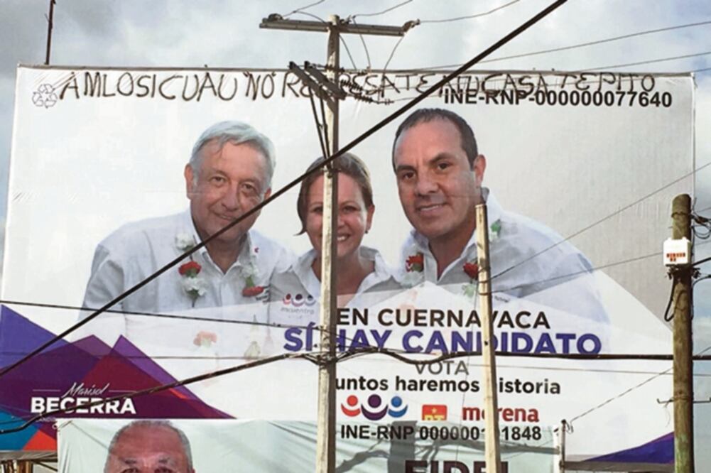 Un espectacular con la leyenda “AMLO sí, Cuauh no. Regrésate a tu casa Tepito” fue colocado en las avenidas Teopanzolco y Plan de Ayala. Foto: JUSTINO MIRANDA. EL UNIVERSAL